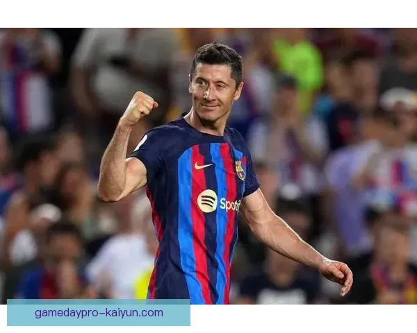 莱万多夫斯基在巴萨表现稳健，继续巩固传奇地位。